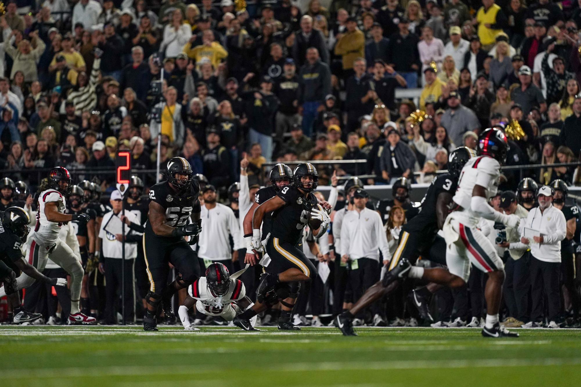 Eli Stowers runs with the football, as photographed on Oct. 19, 2024. (Hustler Multimedia/Alondra Moya)