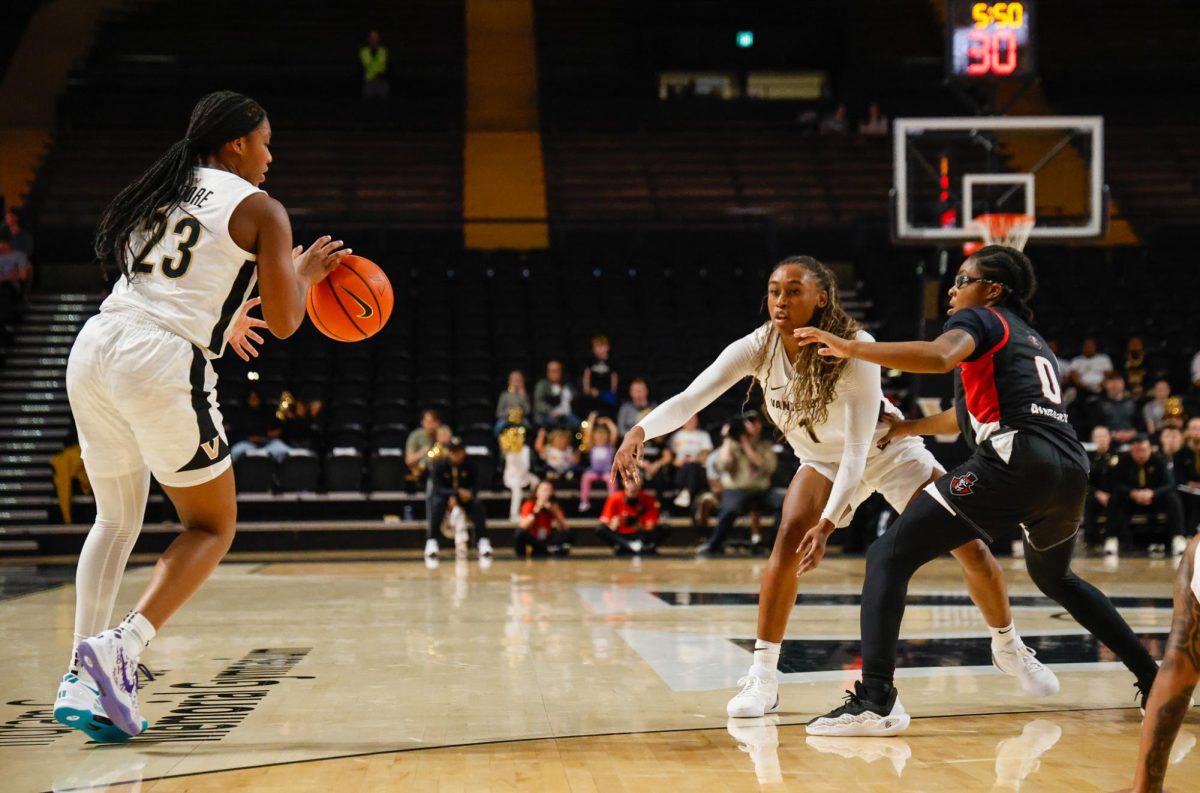 Vanderbilt's Iyana Moore receives a pass from Mikayla Blakes, as photographed on Nov. 8, 2024. (Hustler Multimedia/Alondra Moya)