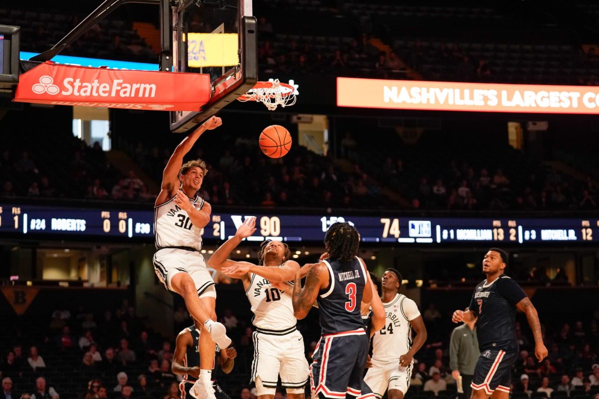 Chris Mañon soars through the air for a putback slam, as photographed on Nov. 16, 2024. (Hustler Multimedia/Alondra Moya)