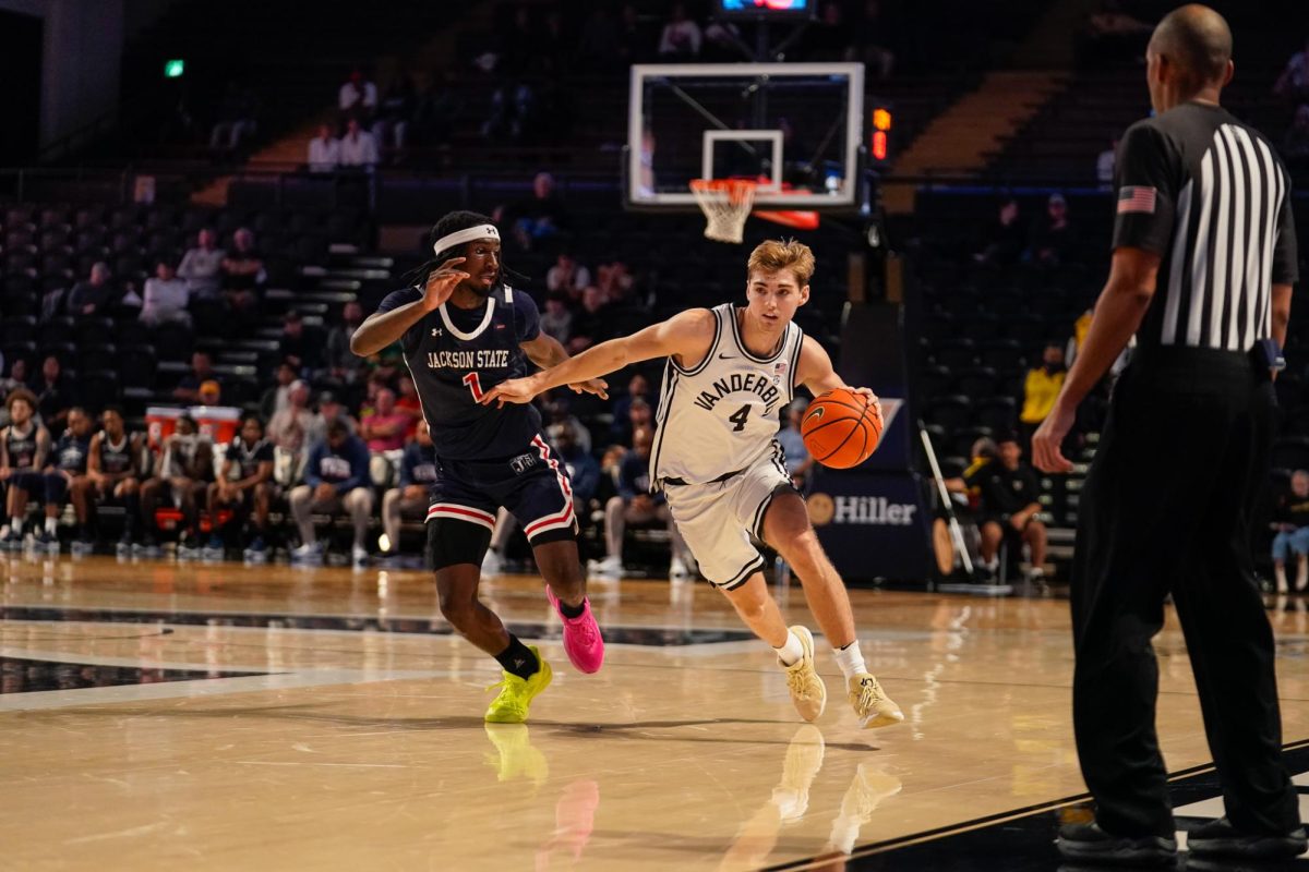 Grant Huffman dribbles the ball up court, as photographed on Nov. 16, 2024. (Hustler Multimedia/Alondra Moya)
