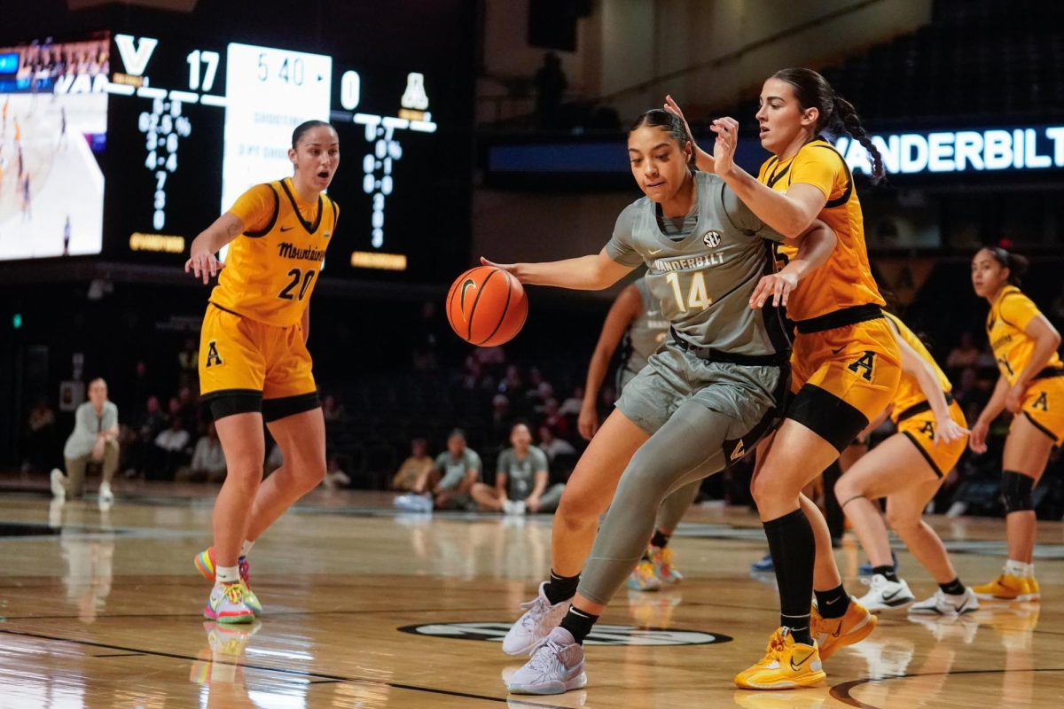 Aiyana Mitchell backs down a defender, as photographed on Dec. 1, 2024.(Hustler Multimedia/Savannah Walske)