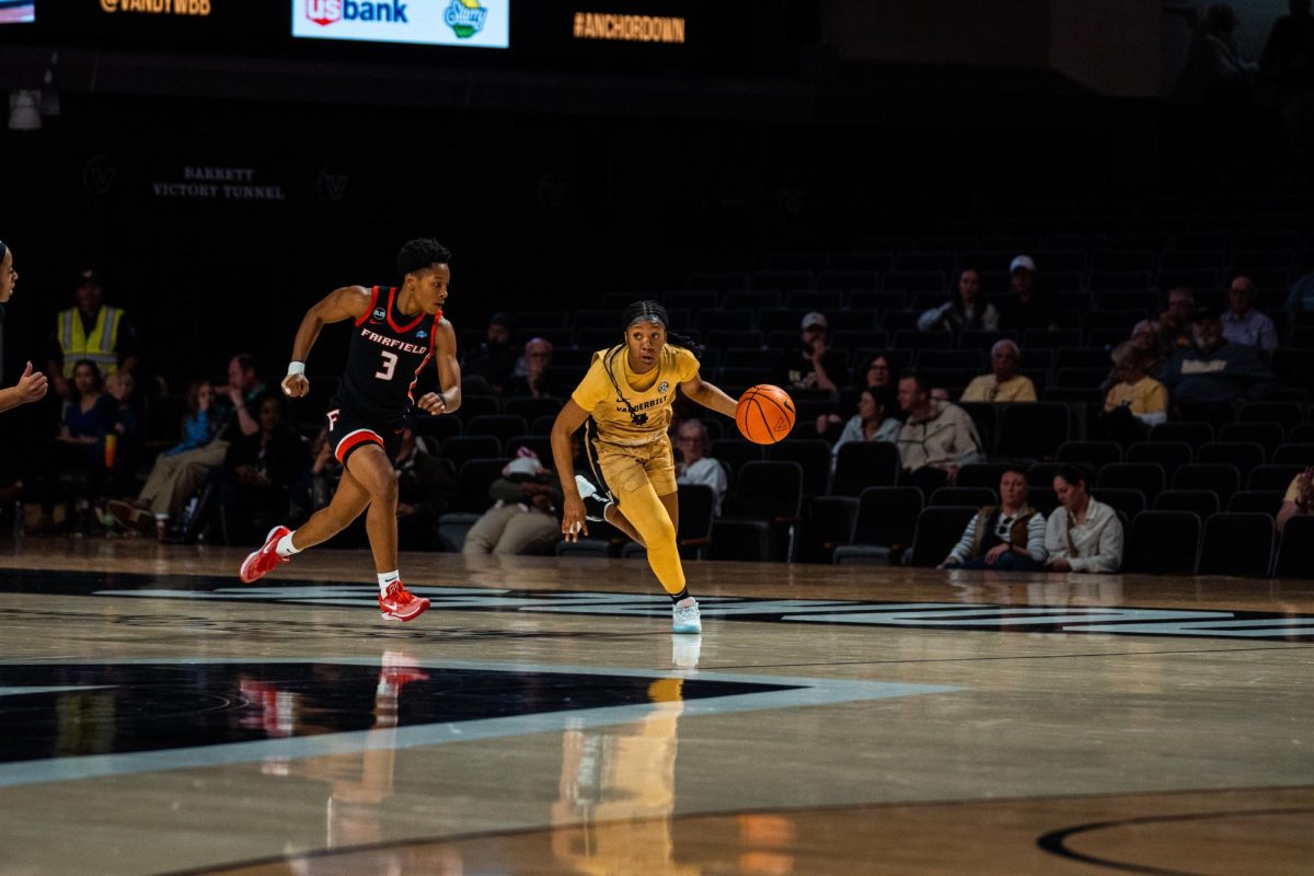 Madison Greene drives down the court, as photographed on Nov. 12, 2023. (Hustler Multimedia/Vince Lin)