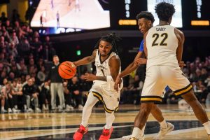 Jason Edwards dribbles up court, as photographed on Jan. 25, 2025. (Hustler Multimedia/Alondra Moya)
