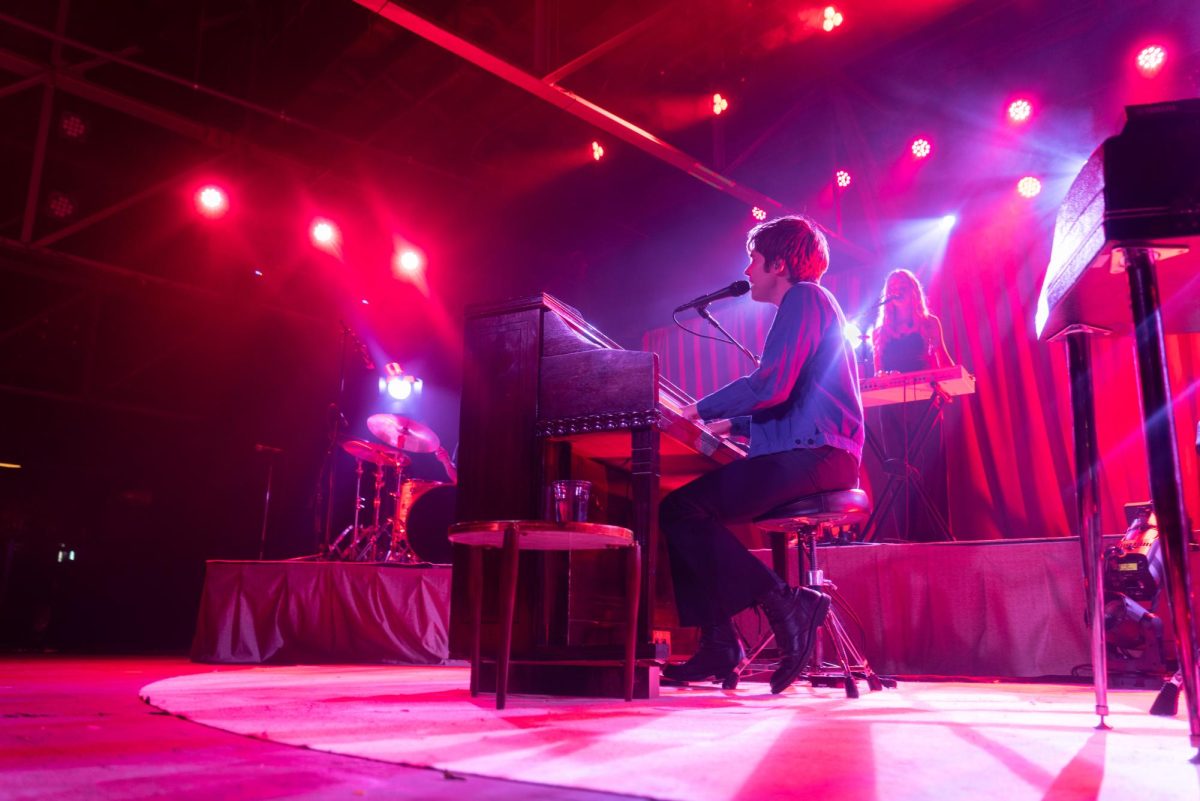 Matt Maltese performing under pink stage lights, as photographed on Sept. 16, 2025. (Hustler Multimedia/Lucas Zhang) 