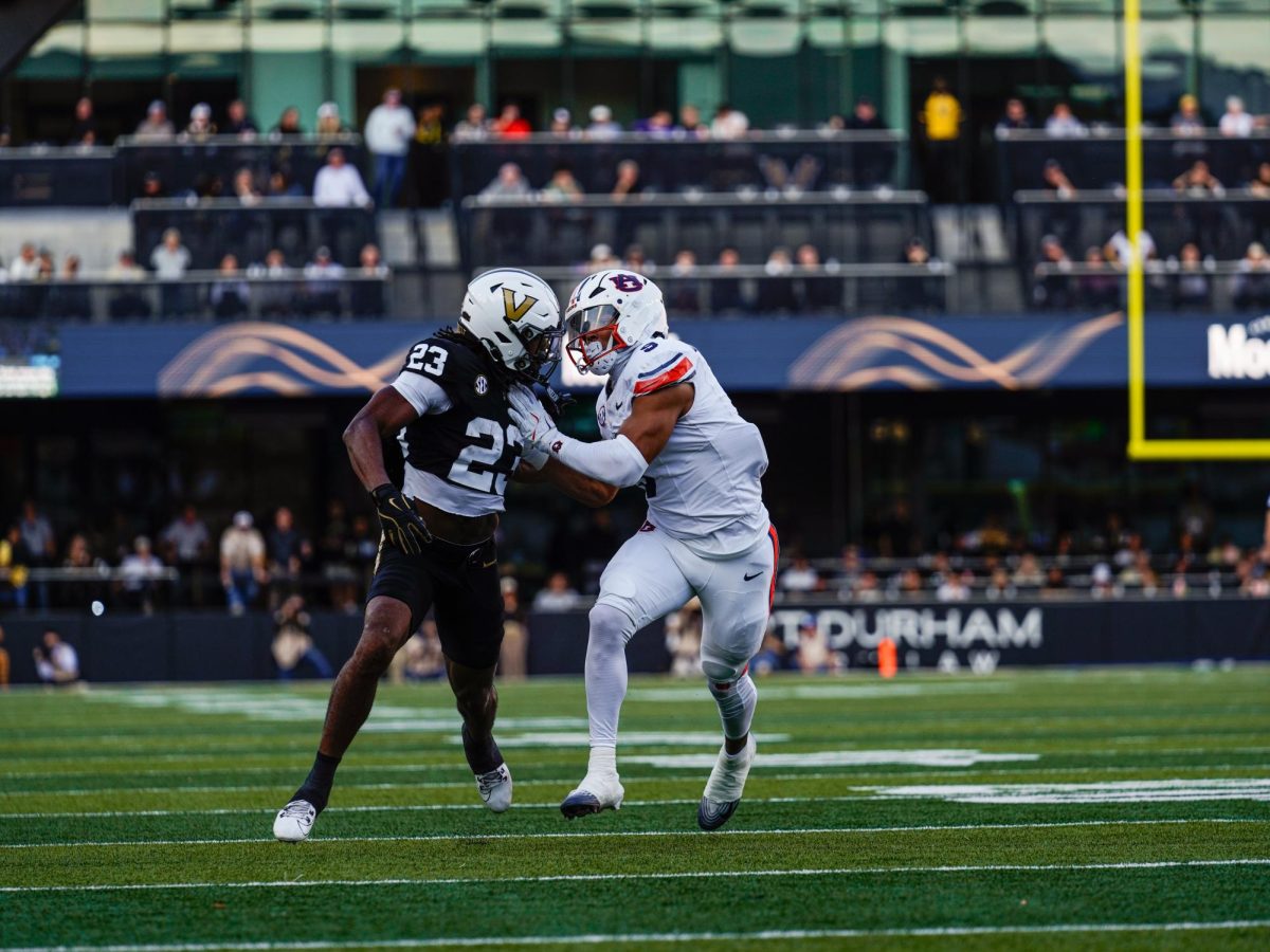 AJ Newberry battles with a defender, as photographed on Nov. 8, 2025. (Hustler Multimedia/Ophelia Lu)