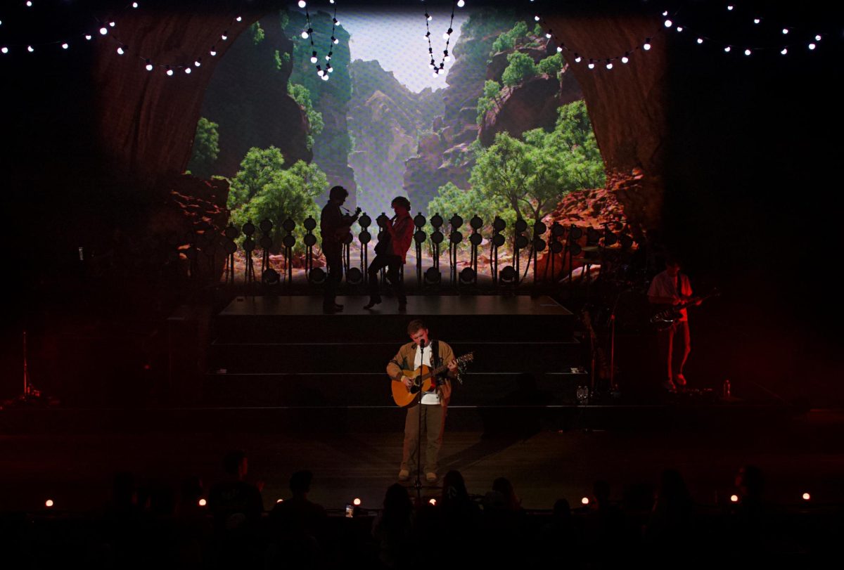Josiah Queen and his band plays together on stage with a nature filled backdrop, as photographed on Oct. 27, 2025. (Hustler Multimedia/Naomi Alvarado) 