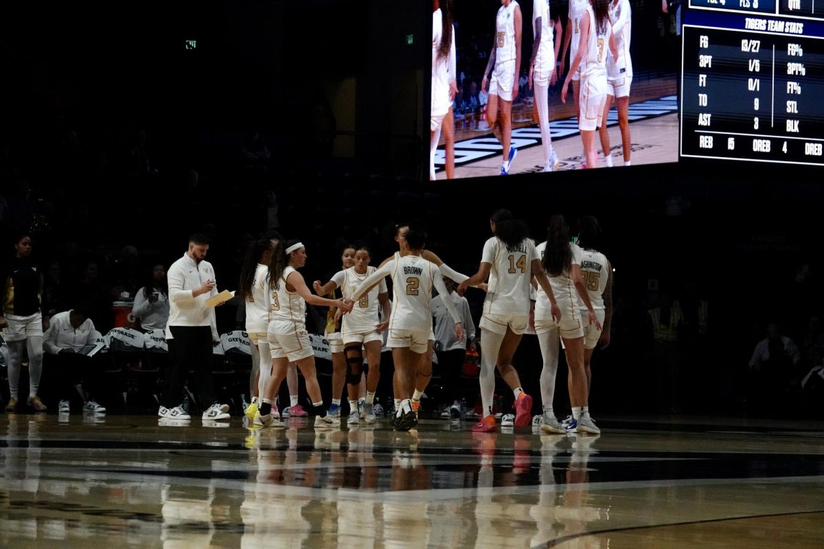Vanderbilt Women's Basketball players huddle during a game against Auburn, as photographed Jan. 22, 2026. (Hustler Multimedia/Ella Shaham)