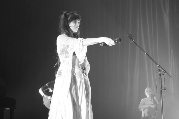 Dodie points the microphone to the crowd while performing at the Brooklyn Bowl, as photographed Feb. 20. (Hustler Multimedia/Emma Smith)