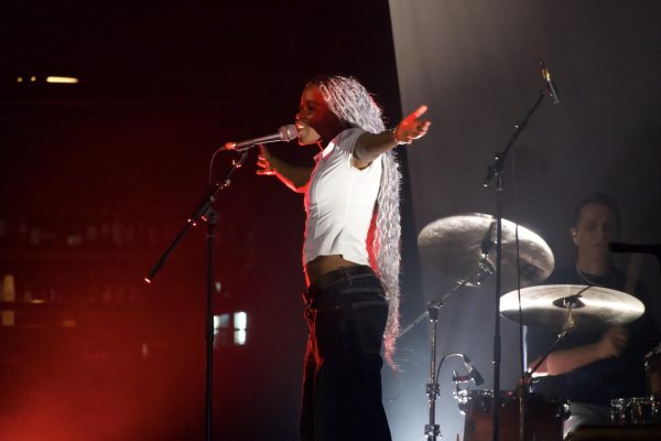 Hannah Jadagu raises her arms while singing, as photographed Feb. 27, 2026. (Hustler Multimedia/Shayna Kar)