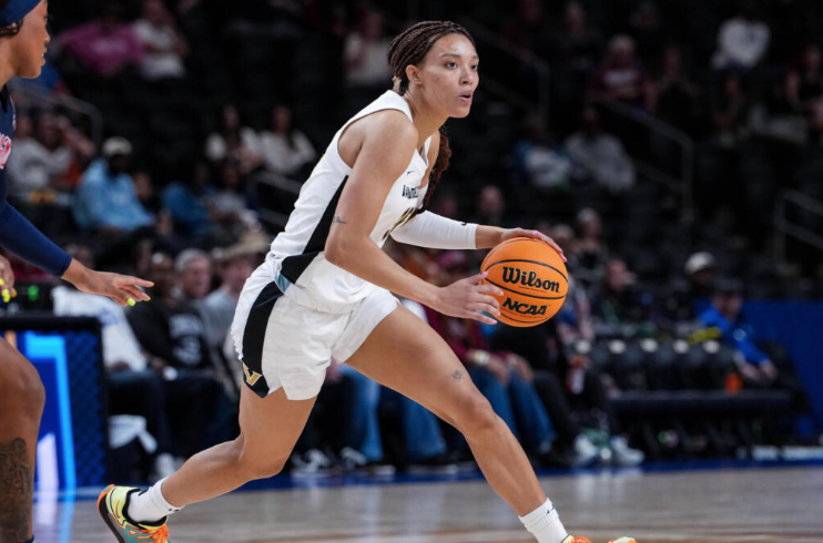 Ndjakalenga Mwenentanda prepares to pass the ball to a teammate, as photographed March 6, 2026. (Vanderbilt Athletics)