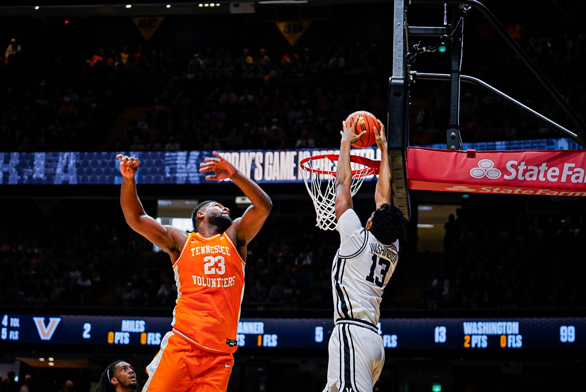 Jalen Washington catches an alley-oop, as photographed on Feb. 21, 2026. (Hustler Multimedia/Michael Tung)